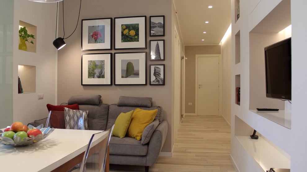 バーリにある高級な小さなコンテンポラリースタイルのおしゃれなLDK (ライブラリー、ベージュの壁、磁器タイルの床、壁掛け型テレビ、オレンジの床) の写真