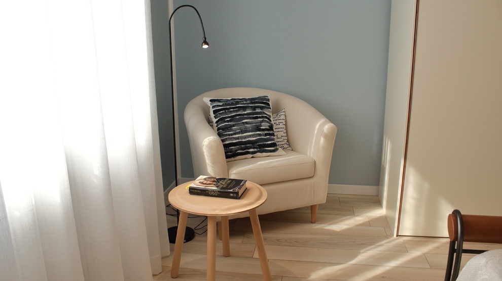 Источник вдохновения для домашнего уюта: большая гостиная комната в современном стиле с синими стенами и полом из керамогранита