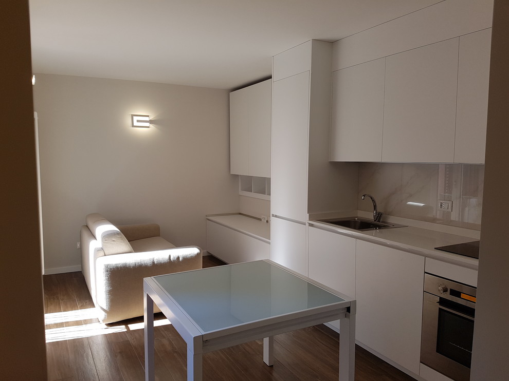 Kleines, Offenes Modernes Wohnzimmer mit grauer Wandfarbe, Multimediawand und Porzellan-Bodenfliesen in Sonstige