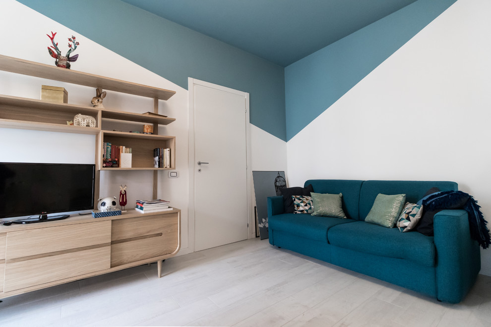 Свежая идея для дизайна: изолированная гостиная комната в скандинавском стиле с синими стенами, светлым паркетным полом, отдельно стоящим телевизором, бежевым полом и синим диваном - отличное фото интерьера