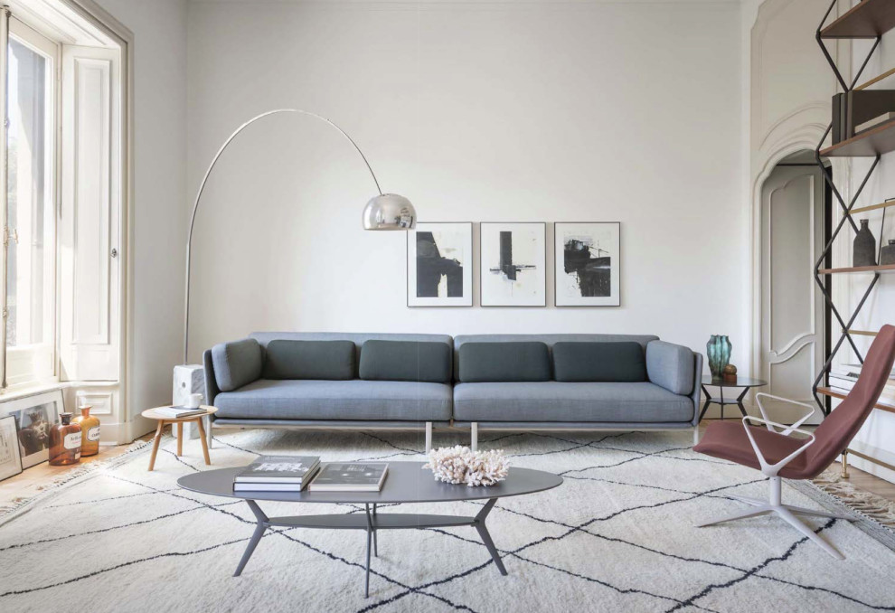 Esempio di un grande soggiorno contemporaneo chiuso con pareti bianche, parquet chiaro, pavimento beige e soffitto a volta