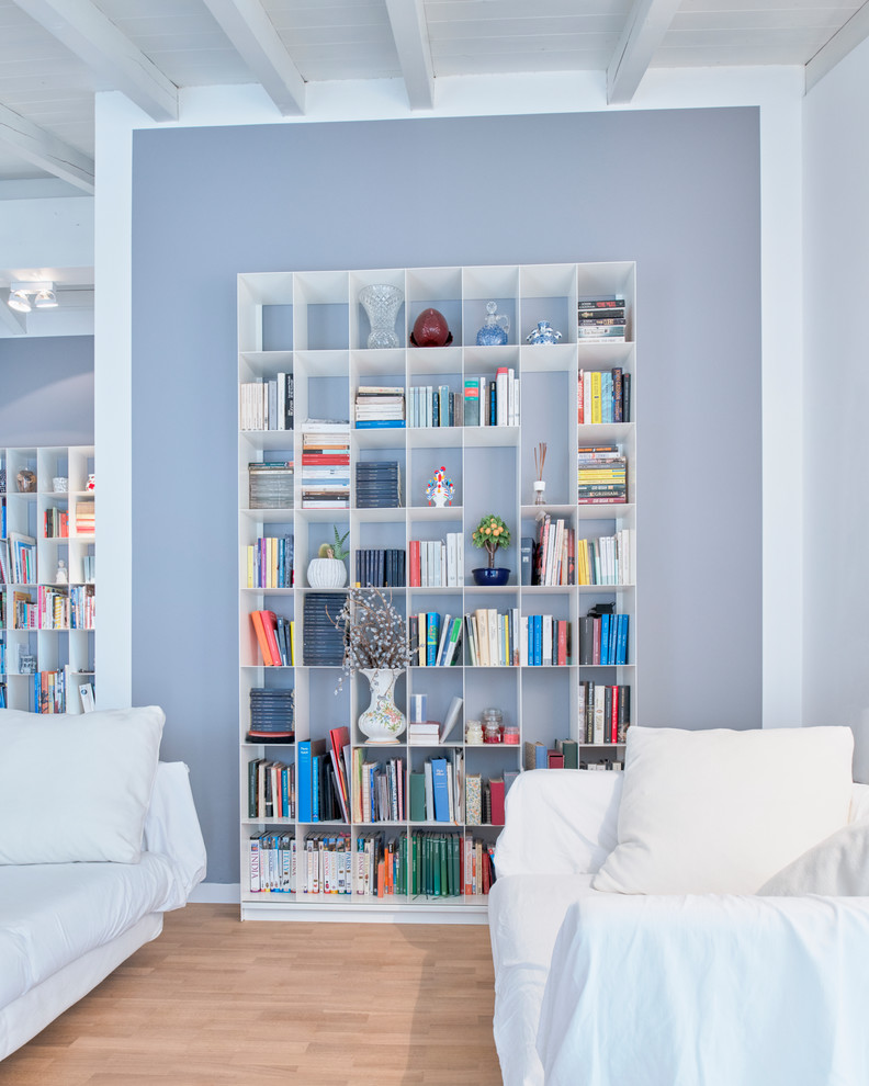 Ispirazione per un soggiorno minimal con pareti bianche e parquet chiaro