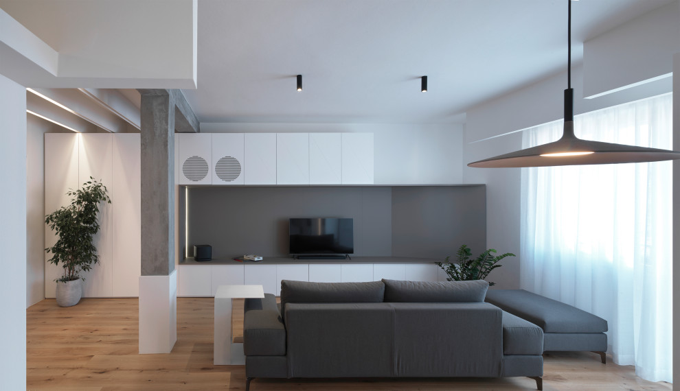 Inspiration för ett mellanstort funkis separat vardagsrum, med ett finrum, vita väggar, ljust trägolv och en inbyggd mediavägg