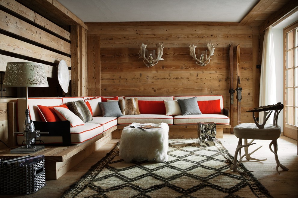 На фото: гостиная комната в стиле рустика с коричневыми стенами, светлым паркетным полом и бежевым полом с