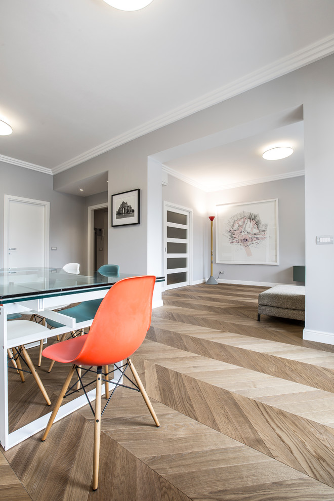 Ispirazione per un soggiorno minimal di medie dimensioni con pareti grigie e pavimento in legno massello medio