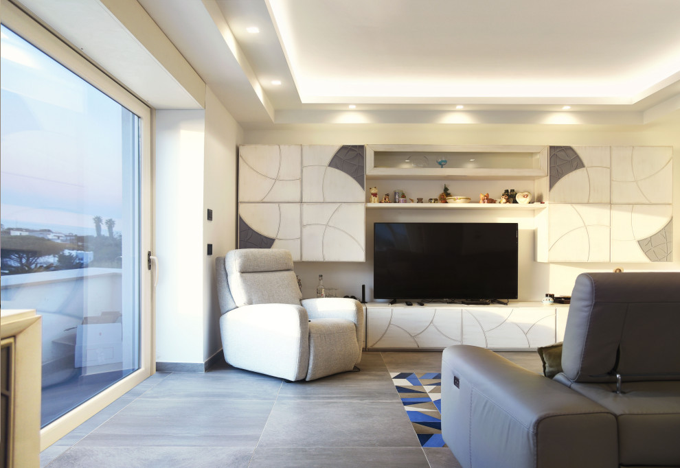 Idee per un grande soggiorno mediterraneo aperto con pareti bianche, pavimento in gres porcellanato e pavimento grigio