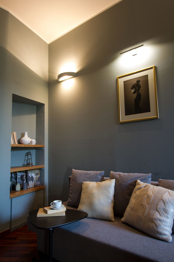 Exemple d'une petite salle de séjour éclectique ouverte avec un mur gris, un sol en bois brun, un téléviseur fixé au mur et un sol marron.