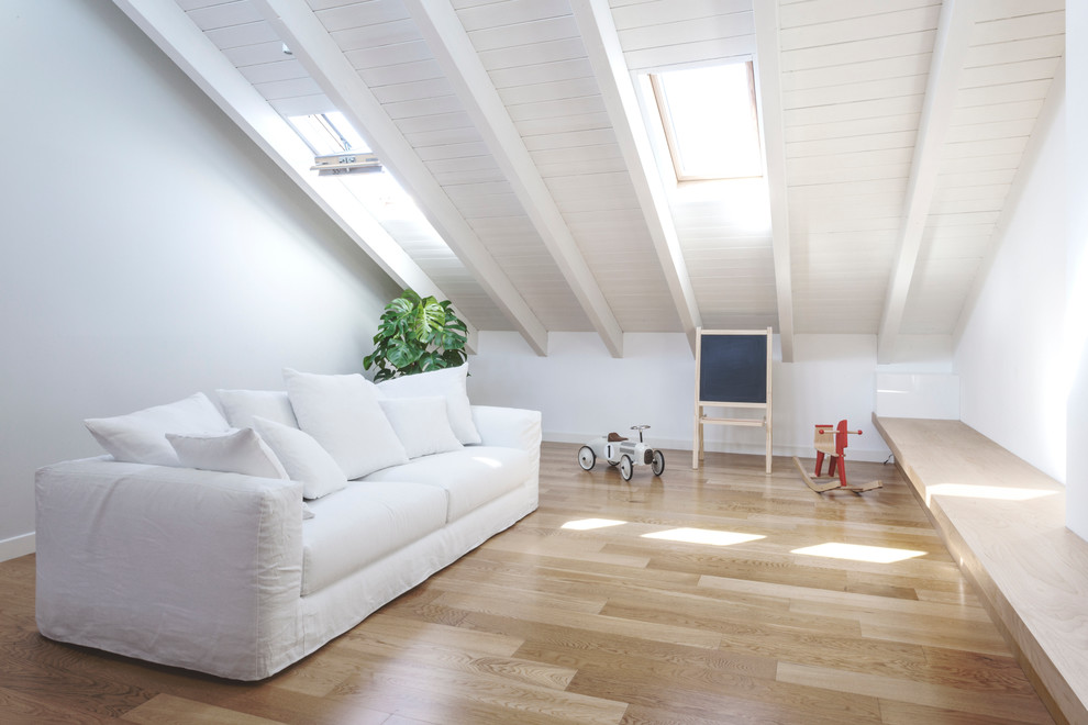 Mittelgroßer, Offener Moderner Hobbyraum mit weißer Wandfarbe, hellem Holzboden und beigem Boden in Mailand
