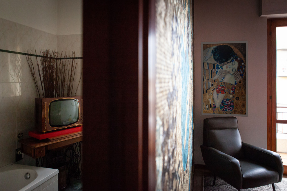 Inspiration pour une salle de séjour minimaliste de taille moyenne et fermée avec un mur multicolore et un téléviseur d'angle.