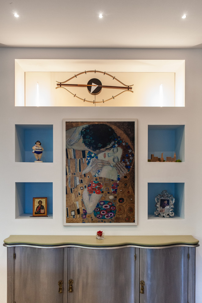Immagine di un soggiorno minimalista di medie dimensioni e chiuso con pareti multicolore e porta TV ad angolo