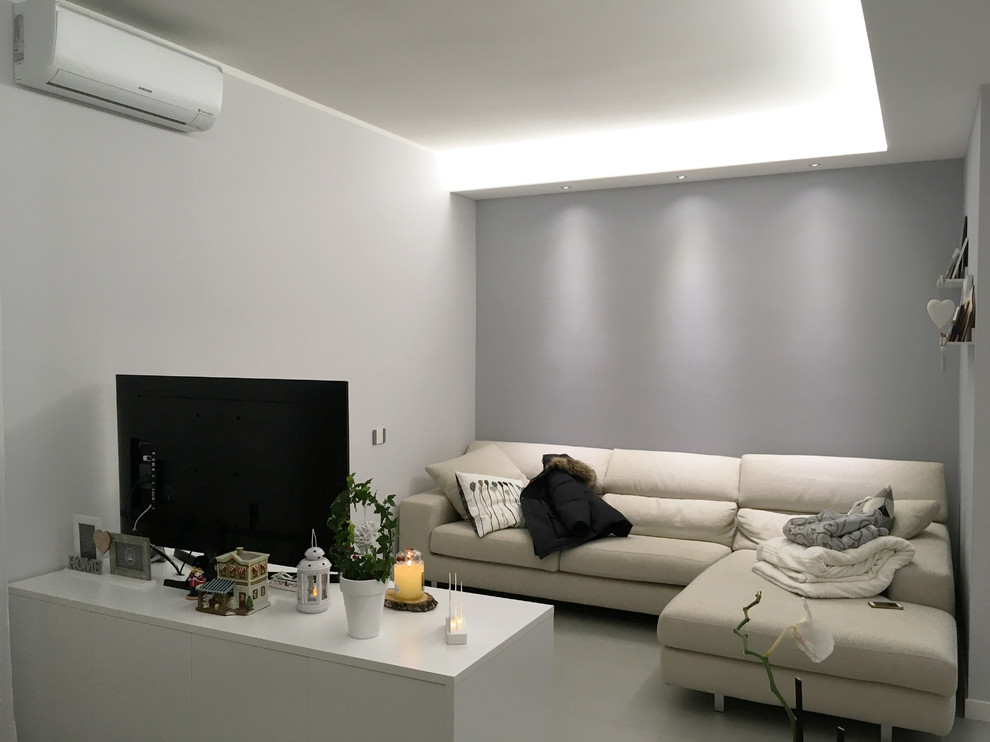 Пример оригинального дизайна: открытая гостиная комната среднего размера в современном стиле с серыми стенами, полом из керамогранита, мультимедийным центром и серым полом