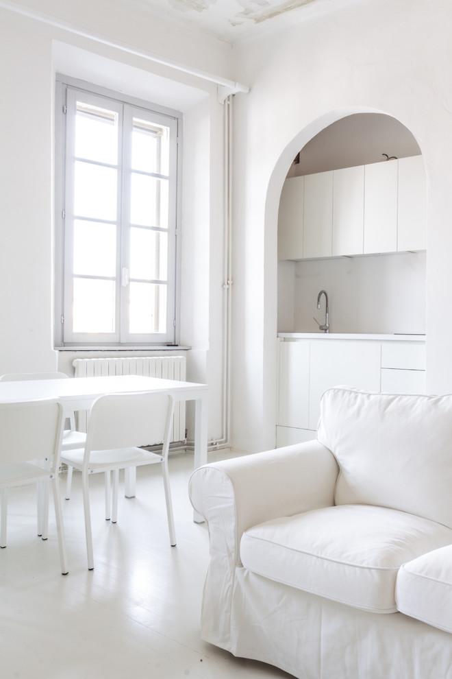 На фото: открытая гостиная комната среднего размера в стиле шебби-шик с белыми стенами и деревянным полом с