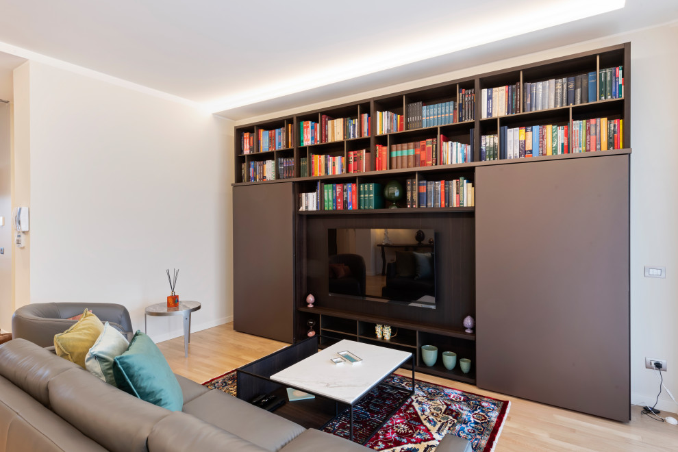 Großes, Offenes Modernes Wohnzimmer ohne Kamin mit weißer Wandfarbe, hellem Holzboden, Multimediawand, braunem Boden und eingelassener Decke in Mailand
