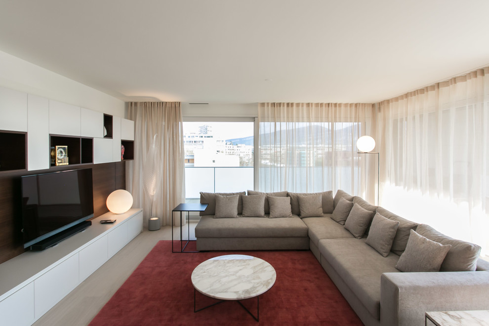 Immagine di un soggiorno moderno di medie dimensioni con sala formale, pareti bianche e parete attrezzata