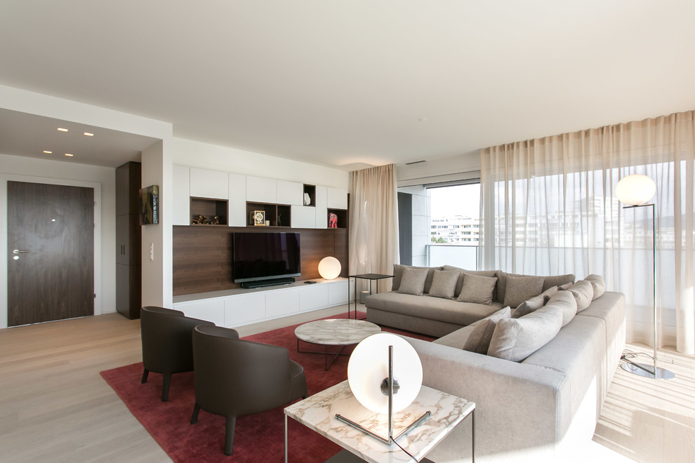 Свежая идея для дизайна: парадная гостиная комната среднего размера в стиле модернизм с белыми стенами и мультимедийным центром - отличное фото интерьера