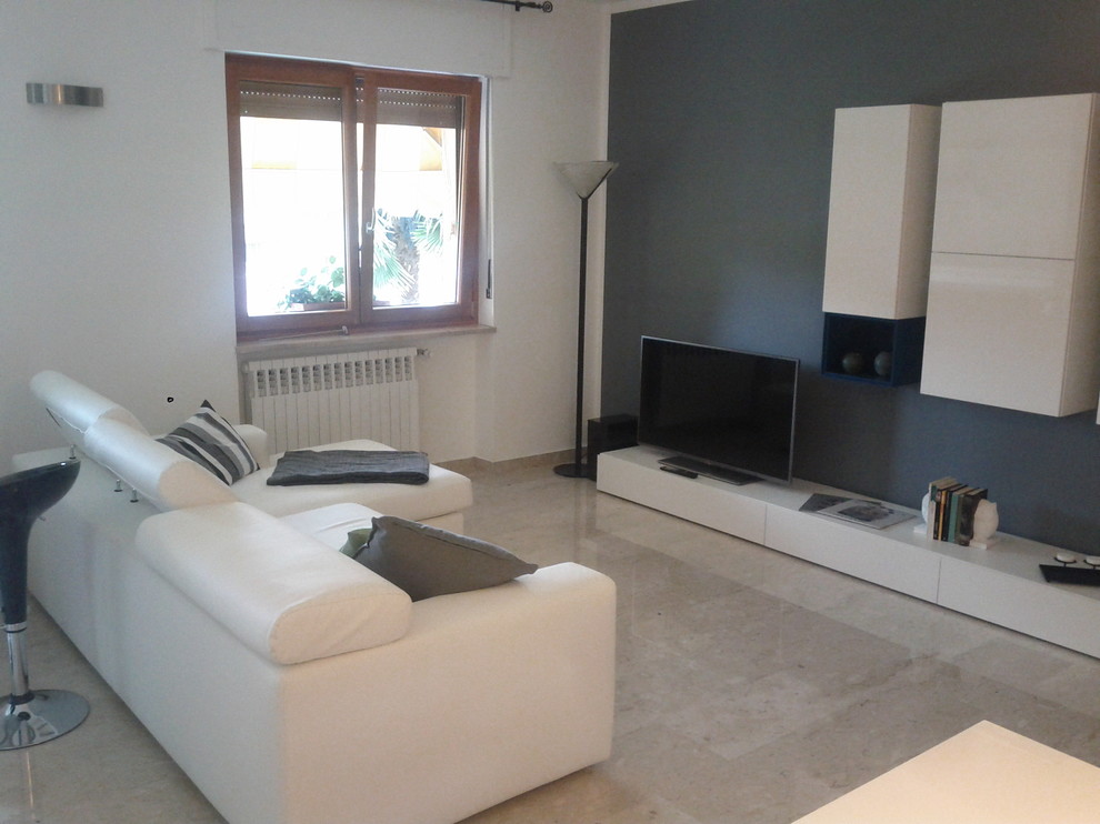 Immagine di un soggiorno contemporaneo di medie dimensioni e aperto con pareti blu, pavimento in marmo, nessun camino e TV a parete