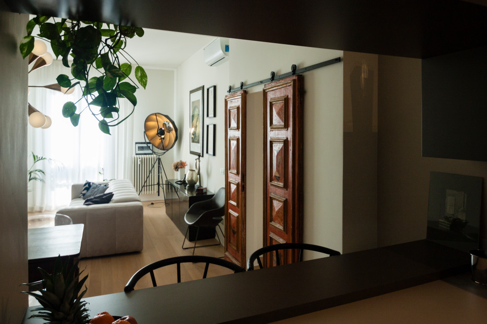 Idee per un piccolo soggiorno minimal aperto con pareti beige e parquet chiaro