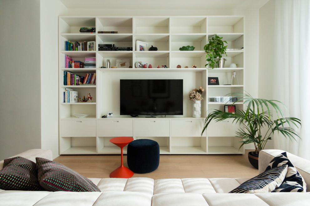 Diseño de salón abierto contemporáneo de tamaño medio con suelo de madera clara, suelo beige, paredes beige y pared multimedia
