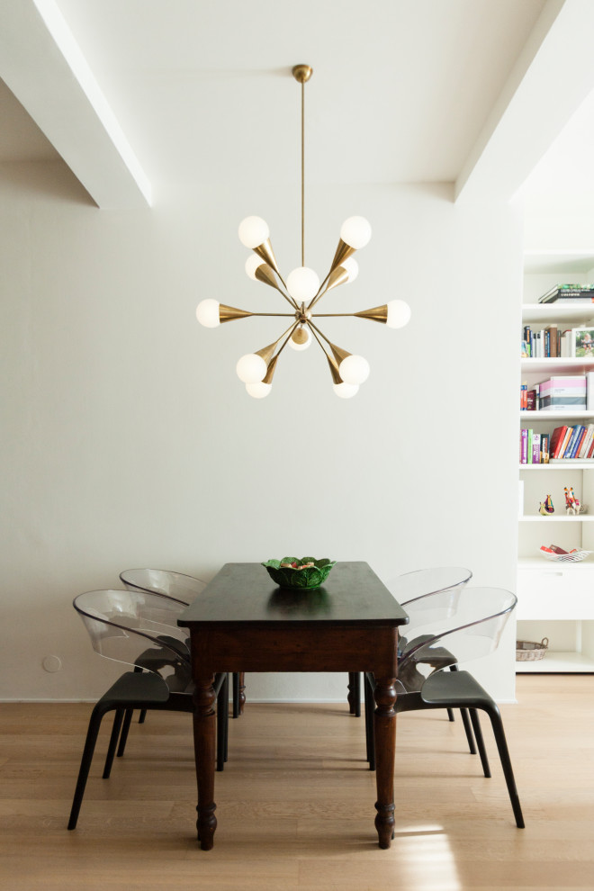 Ispirazione per una sala da pranzo aperta verso il soggiorno contemporanea di medie dimensioni con parquet chiaro, pareti beige e pavimento beige