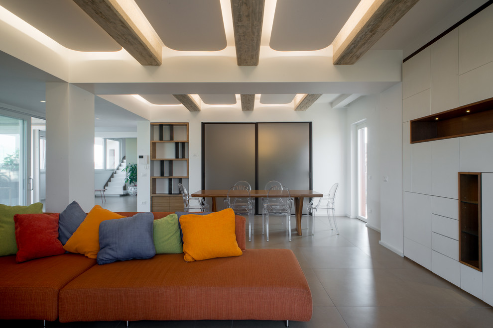 Geräumiges, Offenes Modernes Wohnzimmer mit weißer Wandfarbe in Neapel