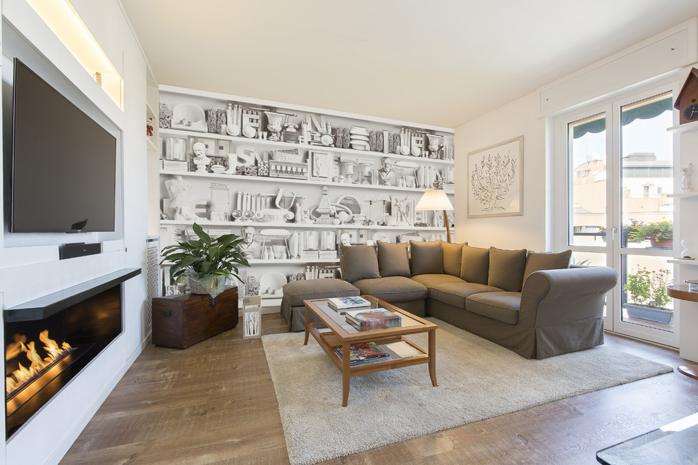 Idee per un soggiorno moderno aperto con pareti bianche e parquet chiaro