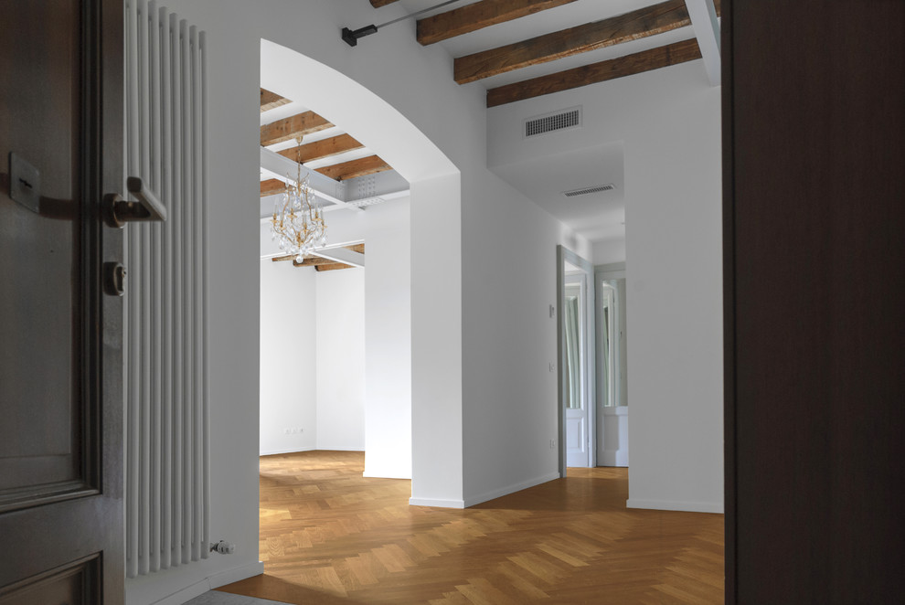 Immagine di un soggiorno classico di medie dimensioni e aperto con pareti bianche, pavimento in legno massello medio e pavimento beige