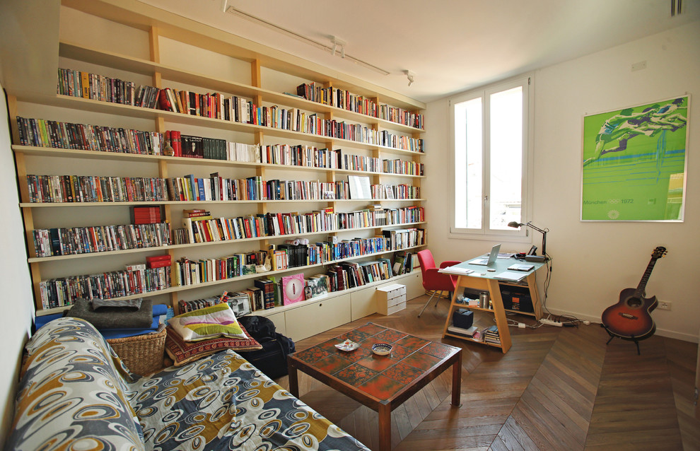 Ejemplo de sala de estar con biblioteca actual de tamaño medio con paredes blancas, suelo de madera en tonos medios y suelo marrón