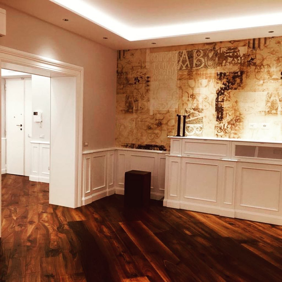 Ispirazione per un grande soggiorno classico con pareti bianche, pavimento in legno massello medio e pavimento marrone