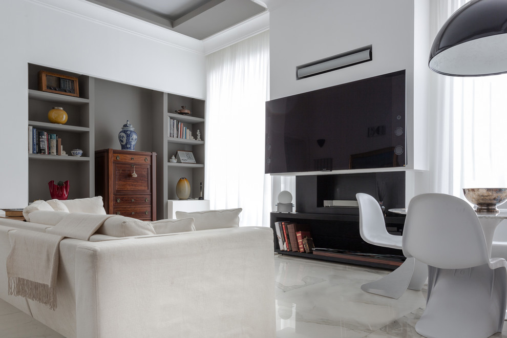 ナポリにある中くらいなトラディショナルスタイルのおしゃれな独立型リビング (ベージュの壁、大理石の床、横長型暖炉、石材の暖炉まわり、壁掛け型テレビ、白い床) の写真