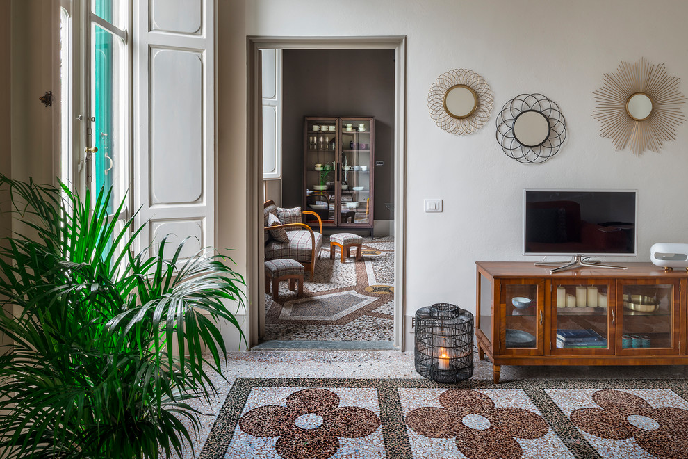 Mittelgroßes, Abgetrenntes Mid-Century Wohnzimmer mit weißer Wandfarbe, Marmorboden, freistehendem TV und buntem Boden in Florenz
