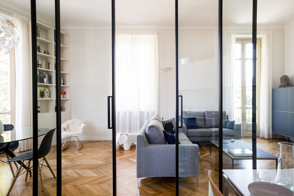 Ispirazione per un grande soggiorno design aperto con pareti grigie, parquet chiaro e pavimento marrone