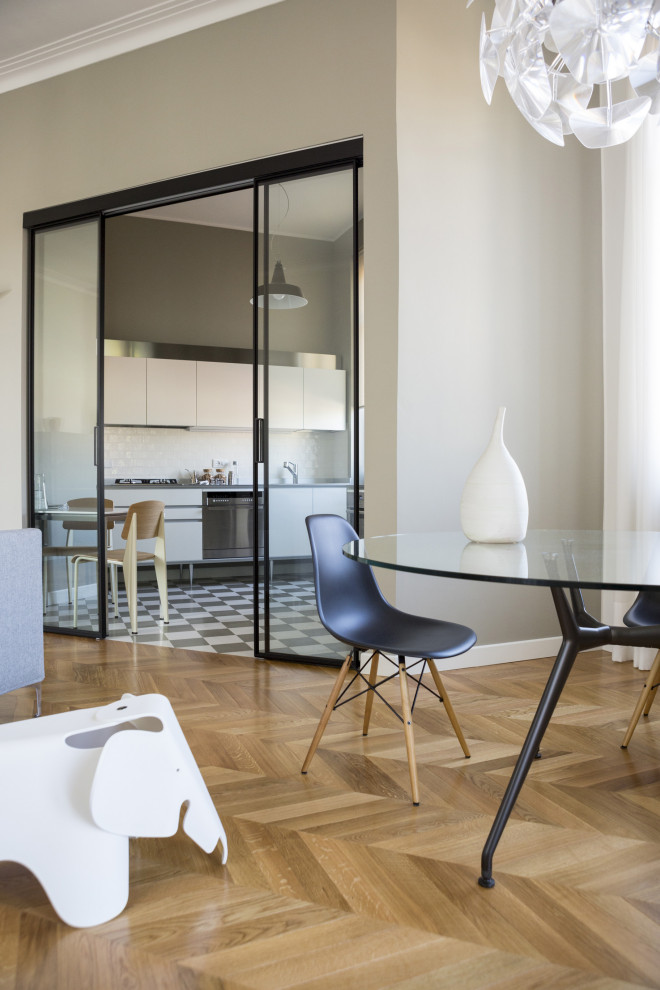 Großes, Offenes Modernes Wohnzimmer mit grauer Wandfarbe und hellem Holzboden in Turin