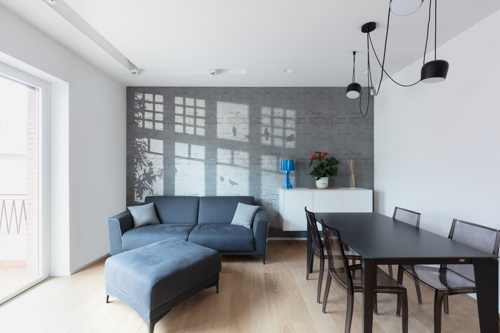 Cette image montre un salon design avec une salle de réception, un mur blanc, parquet clair et un sol beige.