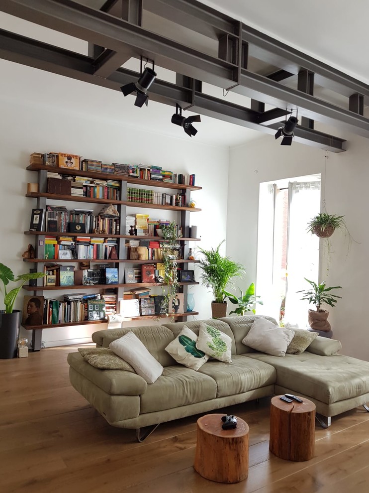 Example of an eclectic living room design in Turin
