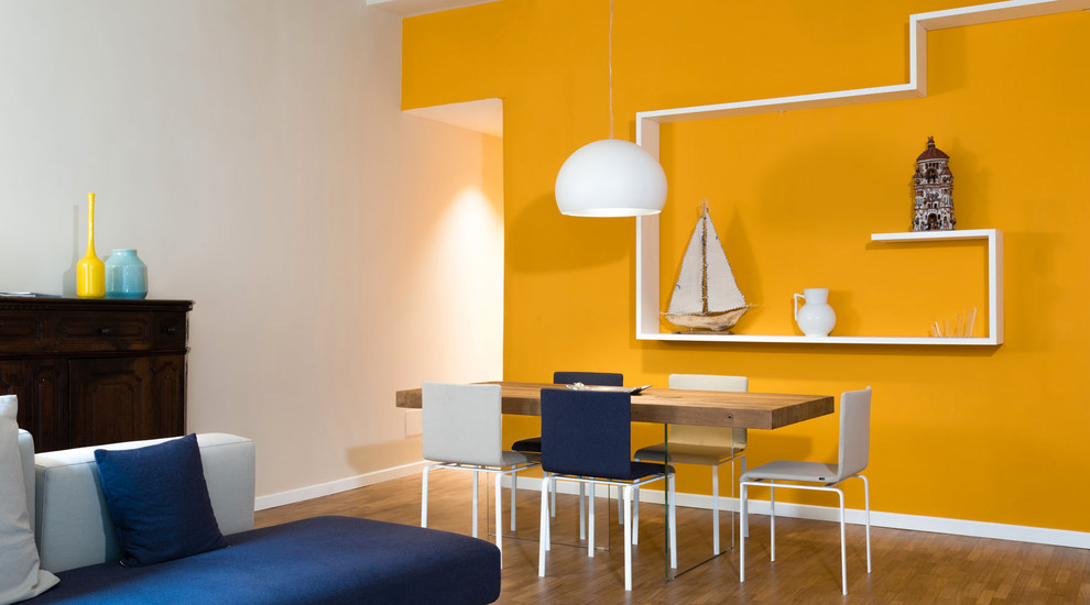 Idee per un piccolo soggiorno moderno chiuso con libreria, pareti bianche, pavimento in legno massello medio, TV a parete e pavimento marrone