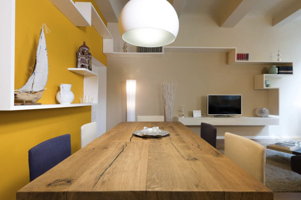 Foto di un soggiorno design di medie dimensioni e chiuso con libreria, pareti bianche, pavimento in legno massello medio, TV a parete e pavimento marrone