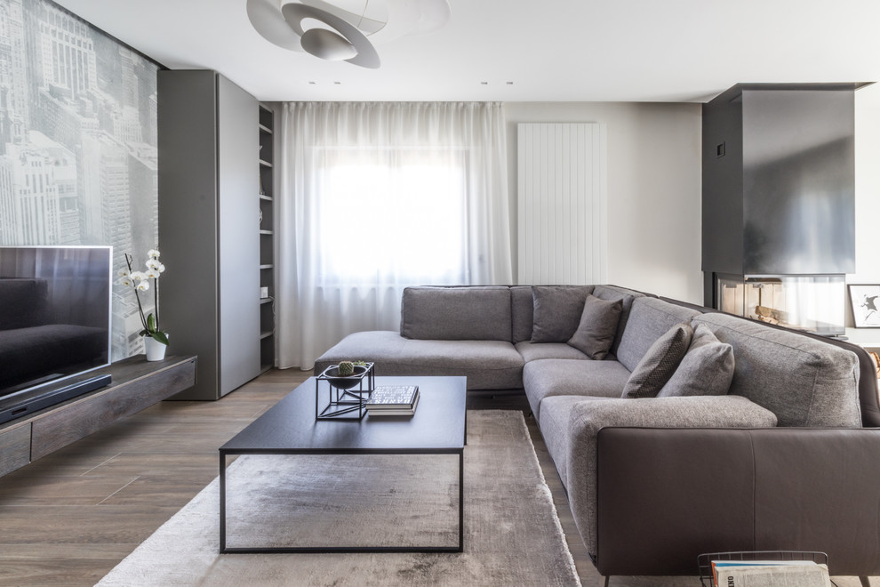 Idee per un soggiorno contemporaneo aperto con pareti bianche, parquet scuro, TV autoportante e pavimento marrone