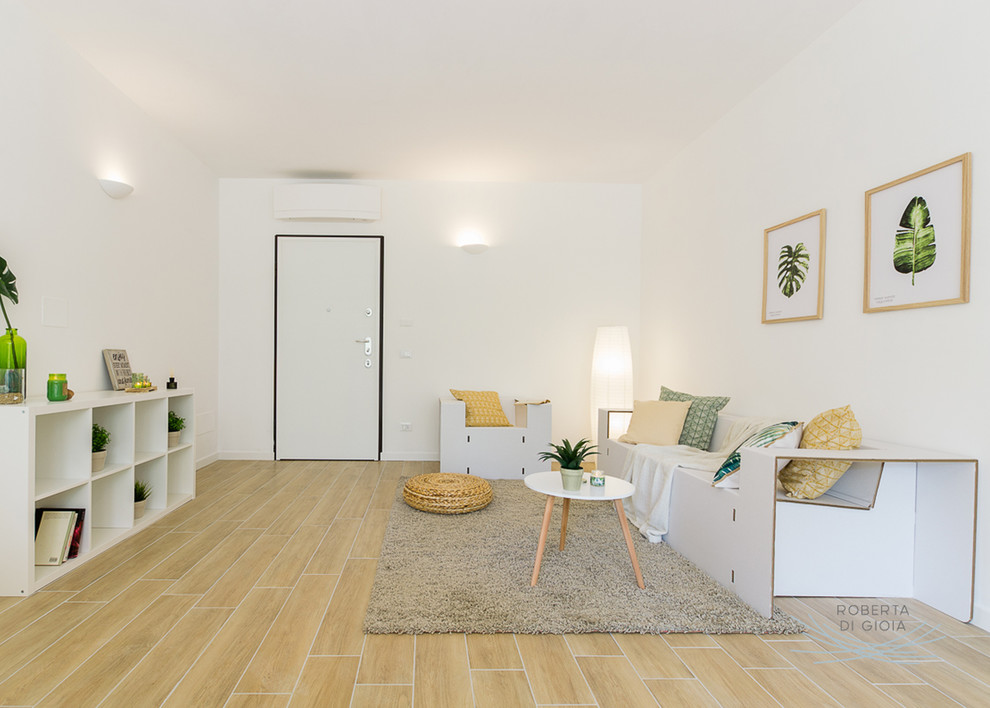 Foto di un soggiorno minimalista di medie dimensioni e aperto con pareti bianche, pavimento in gres porcellanato e pavimento marrone