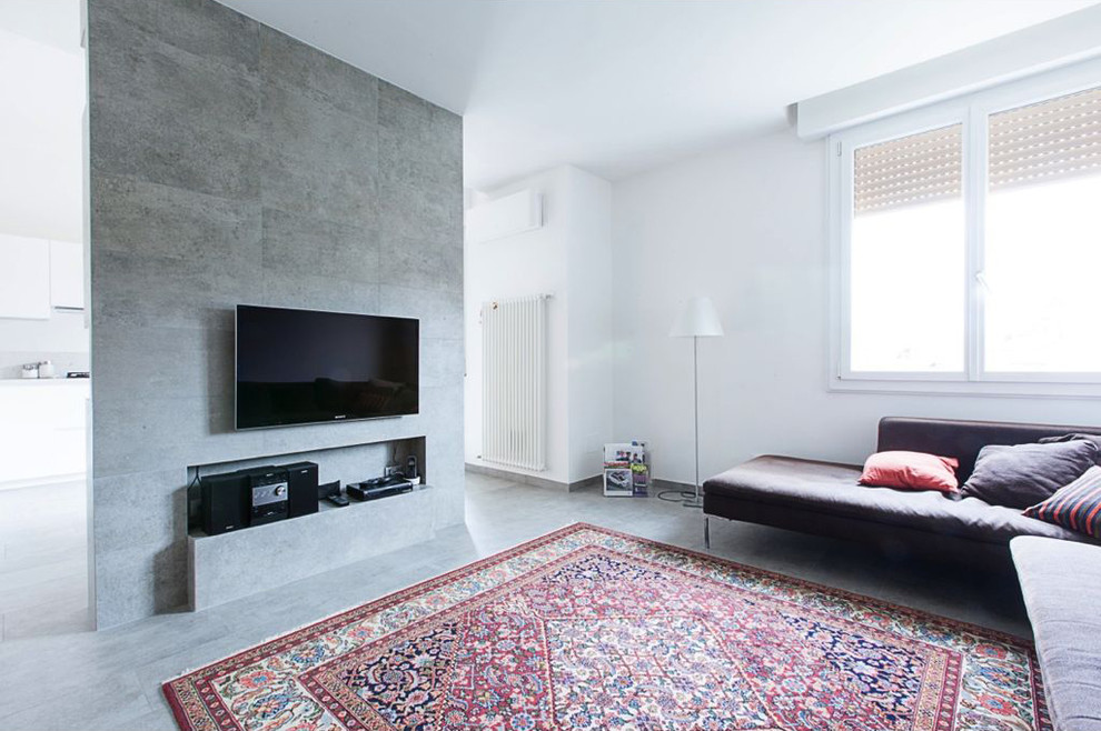 Inspiration för mellanstora moderna allrum med öppen planlösning, med vita väggar, klinkergolv i porslin, en väggmonterad TV och grått golv