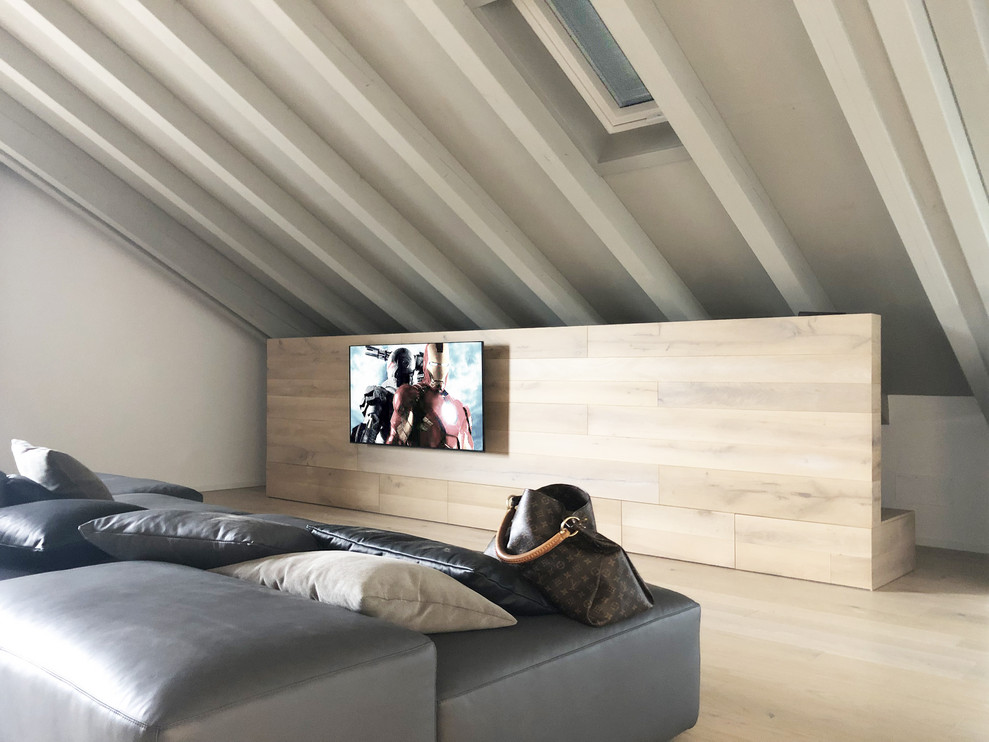 Esempio di un grande soggiorno stile marinaro aperto con pareti beige, pavimento in legno massello medio, TV a parete e pavimento beige