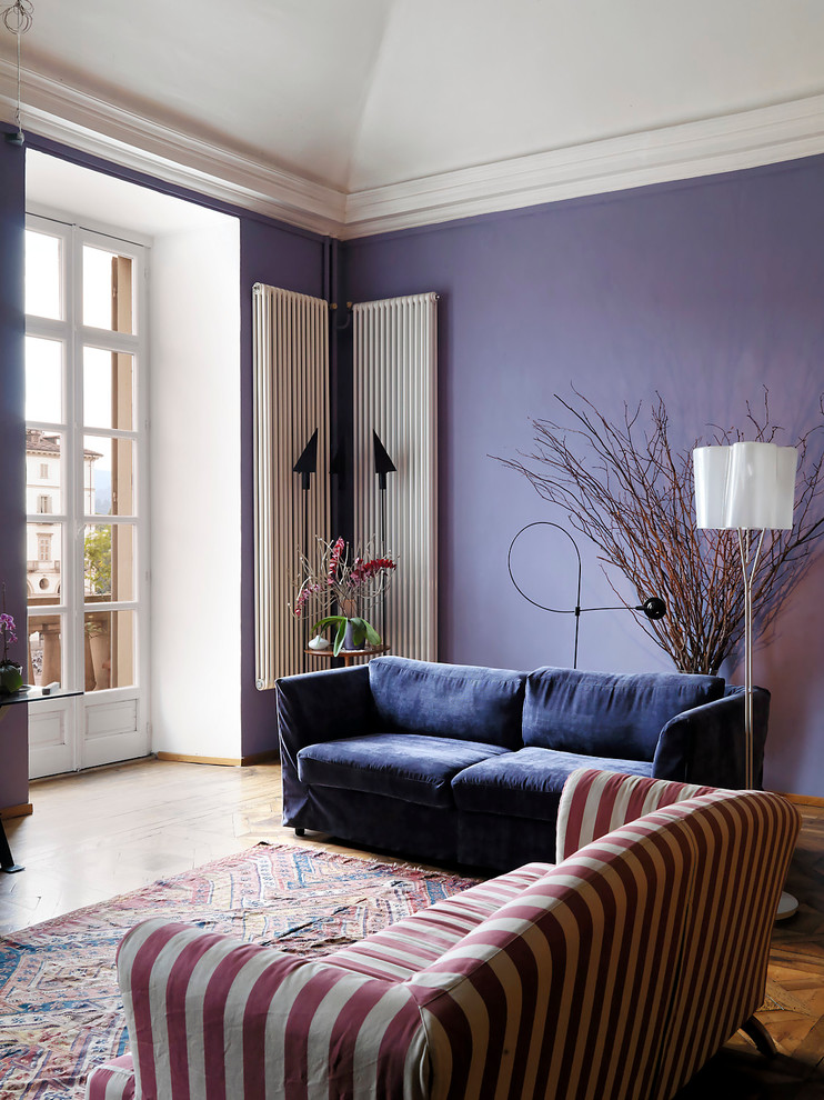 Foto di un ampio soggiorno boho chic chiuso con pareti multicolore e pavimento in legno massello medio