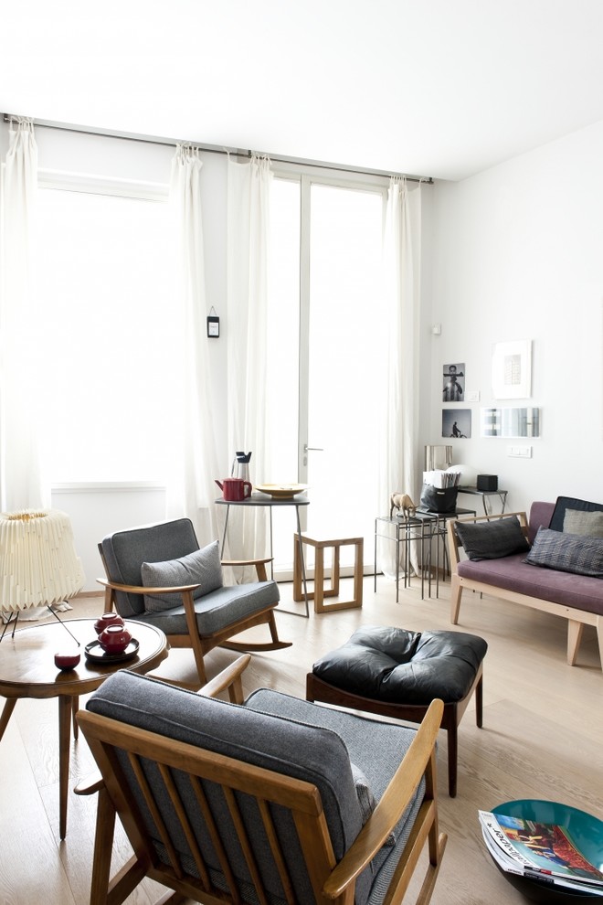 На фото: гостиная комната среднего размера в скандинавском стиле с белыми стенами и светлым паркетным полом