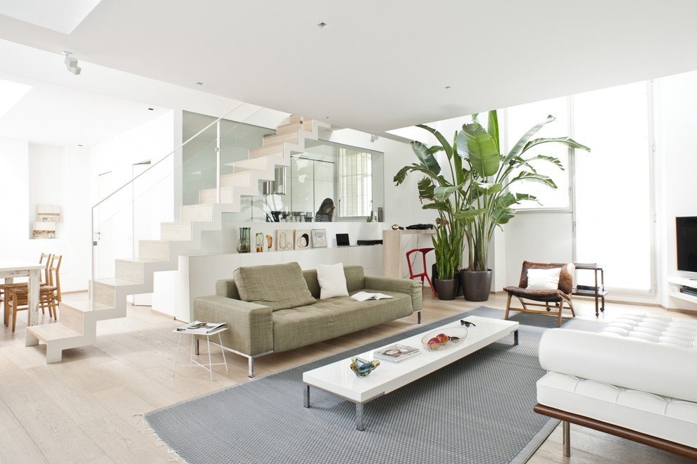 Immagine di un grande soggiorno contemporaneo con pareti bianche, parquet chiaro e TV autoportante