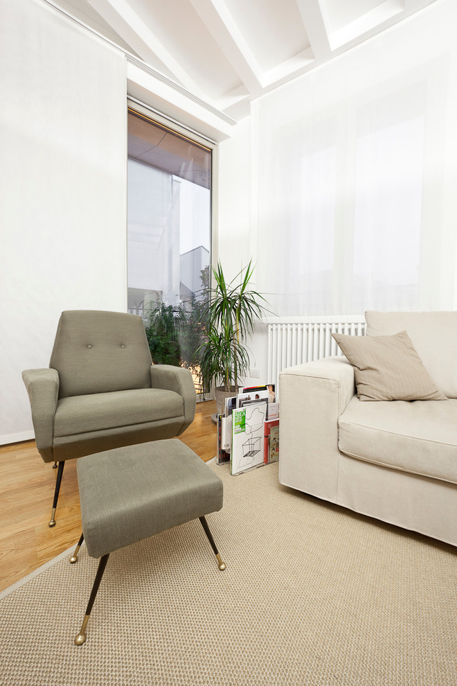 Foto di un soggiorno minimal con pareti bianche e pavimento in legno massello medio