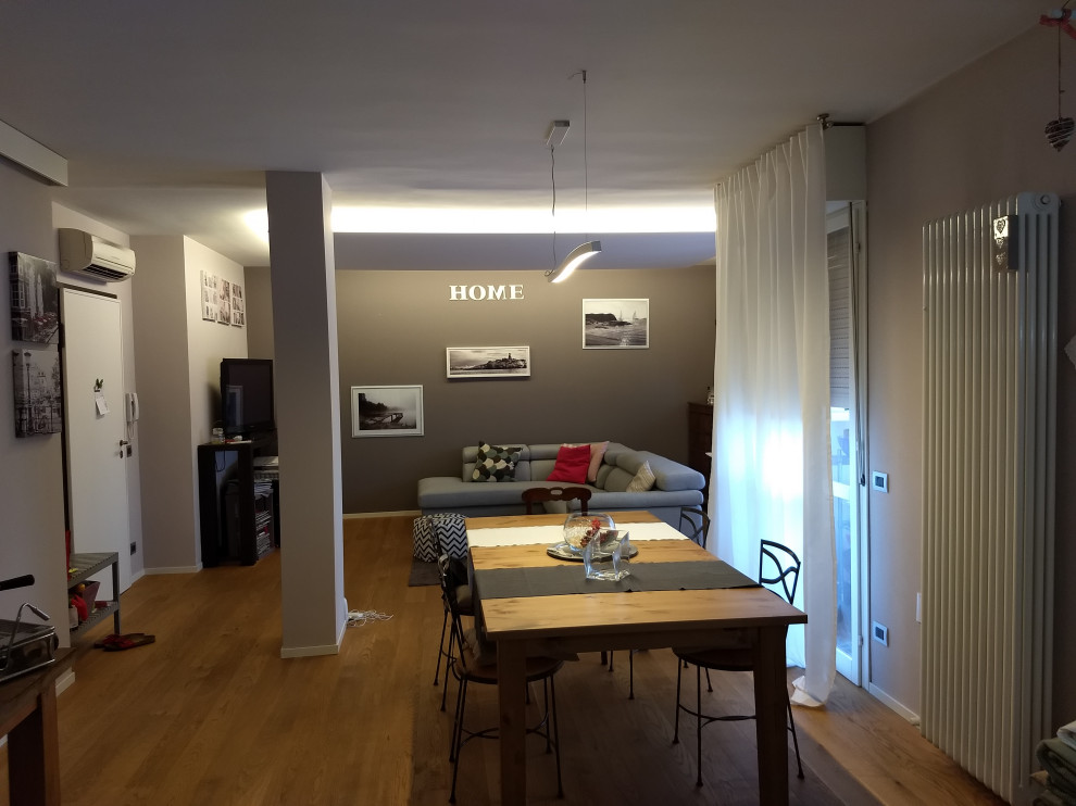 Immagine di un soggiorno minimalista di medie dimensioni con pareti grigie, parquet chiaro e pavimento beige