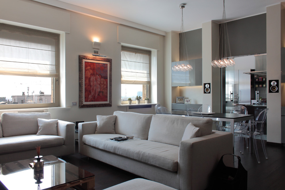 Cette image montre un salon design ouvert et de taille moyenne avec un mur beige et parquet foncé.