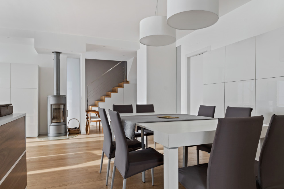 Idées déco pour une salle à manger moderne de taille moyenne avec un mur blanc et parquet clair.