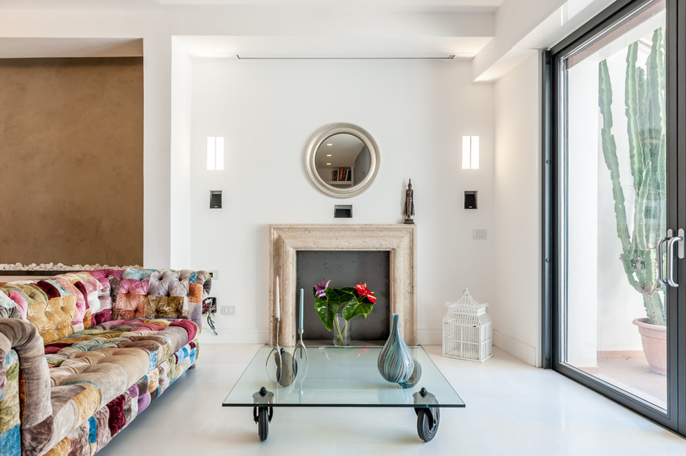Diseño de salón para visitas abierto minimalista de tamaño medio con paredes blancas, suelo de madera pintada, todas las chimeneas, marco de chimenea de metal, televisor retractable y suelo blanco