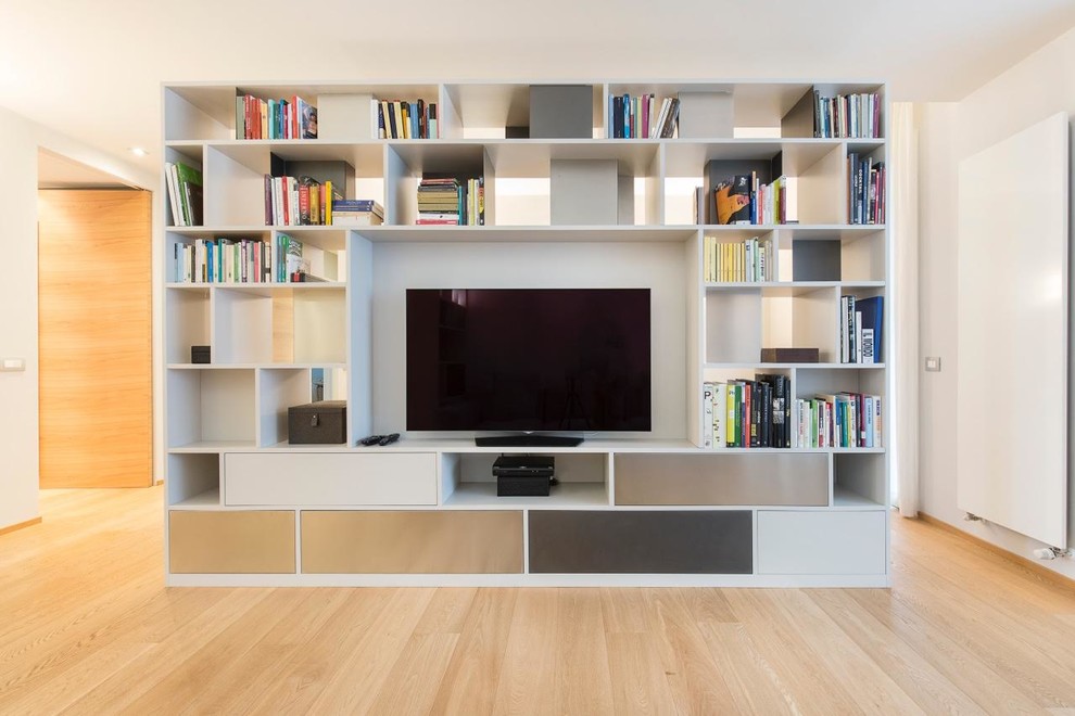 Réalisation d'un grand salon design ouvert avec une bibliothèque ou un coin lecture, un mur gris, un sol en bois brun et un téléviseur encastré.