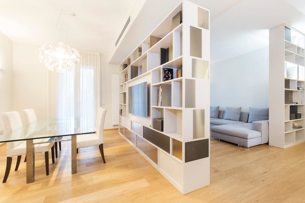 Imagen de biblioteca en casa abierta moderna grande con suelo de madera clara
